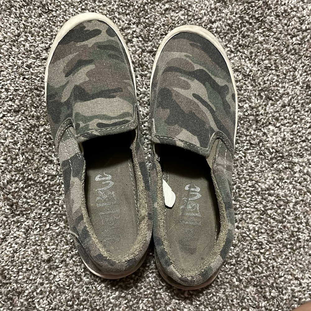 Camo low cut slip ons